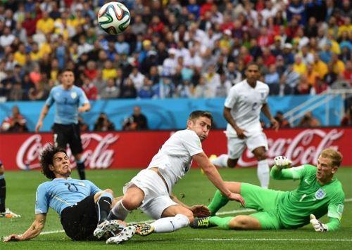 Bir tarafta Kldarolu Ekmeleddin hsanolu'nu anlatyor, dier tarafta mer rndl ngiltere'nin ofans blounu analiz ediyor :)