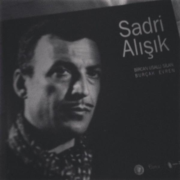 <br>DDEM SOYDAN</br>  Son bi aydr nasl oldu bilmeden bi baladm baba y aratrmaya (tabiki btn filmlerinden biliyordum) iirleri , resimleri, adam kere adaml !! "Sokak kpeklerine selam vermek adam olmaya eyrek var demektir der Baba