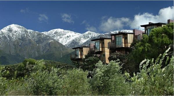 <br><b>Kaikoura, Yeni Zelanda</b></br>  Yeni Zelanda'da yer alan Hapuku Lodge esiz bir manzaraya sahip. Her trl lksten dn vermeden bu tesiste doann ve aa evlerin tadn karabilirsiniz.