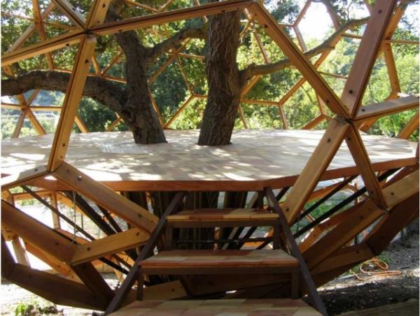 <br><b>Amerika</b></br>  Bal petei eklinde tasarlanan bu aa ev Los Angeles Sanat Mzesi tarafndan tasarlanm ve imdi gitarist Robby Krieger ait.