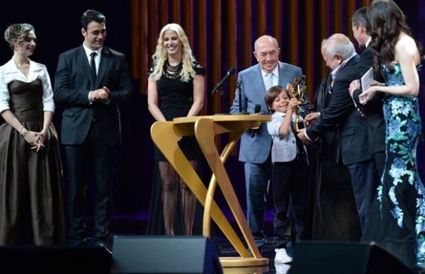 <br>EN Y YERL DRAMA: KK AA</br>    <br>EN Y KK OYUNCU: EMR BERKE ZNCD </br>    <br>KK AA EKBNE DL TRKAN ORAY VERD</br>