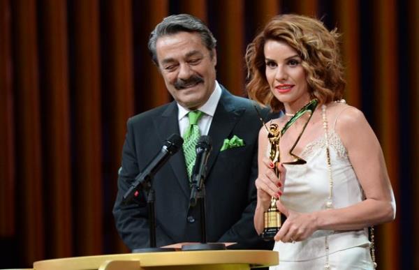 <br>EN Y KADIN SUNUCU: ESRA EROL</br>  LKER AYRIK VE ESRA EROL'A DL KADR NANIR TAKDM ETT