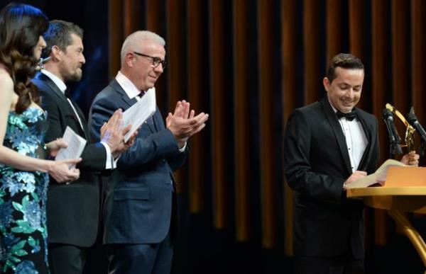 EN Y ERKEK HABER SUNUCUSU: RFAN DERMENC    <br>NAZLI ELK VE RFAN DERMENC DLN ERTURUL ZKK'N ELNDEN ALDI</br>