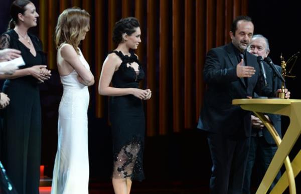 EN Y DZ YNETMEN: ALTAN DNMEZ (GNE BEKLERKEN)    <br>GNE BEKLERKEN EKB DLN ERDEN KIRAL'IN ELNDEN ALDI</br>