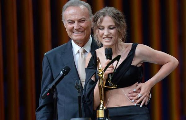 EN Y KADIN OYUNCU: SERENAY SARIKAYA  <br>SERENAY SARIKAYA DLN EDZ HUN'UN ELNDEN ALDI</br>