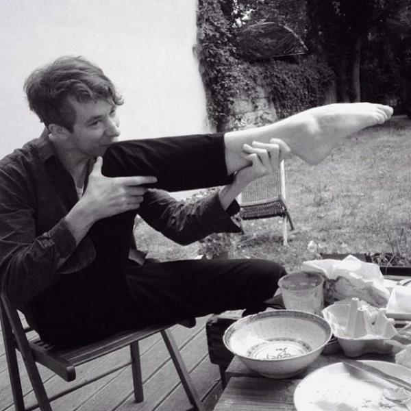 Dnyann eitli blgelerindeki insanlar, inli Weiwei gibi, bacaklarn bir silah gibi tutarak verdikleri pozlar yaynlamaya balad.