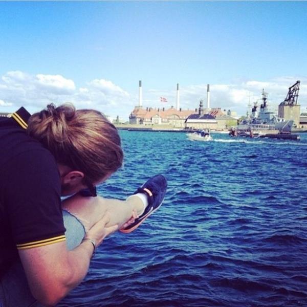 Fotoraflarda bacaklarn bir tfek gibi tutan insanlar, ilgin grntler ortaya karyor.