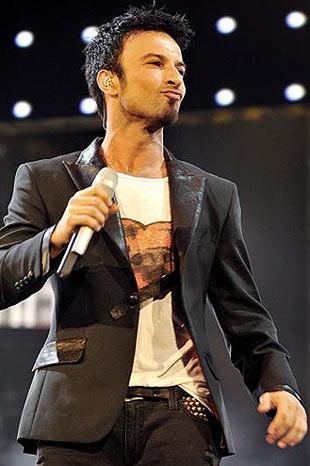 Tarkan, hretin ilk yllarnda bir canl yayn srasnda kendisiyle rportaj yapmak isteyen Sava Ay'n yanndan &#8216;iim geldi' diyerek uzaklamt. Sonradan bu sz yznden Tarkan'n ba ok ard, hatta mzik hayatna nokta koyup Almanya'ya yerleeceini aklad.