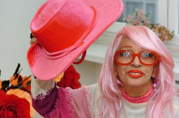 Aysel Grel'in takma dilerini program esnasnda karmas