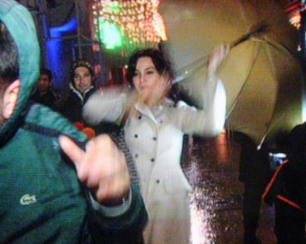 Hande Ataizi'nin emsiye ile kameramanlar kovalamas