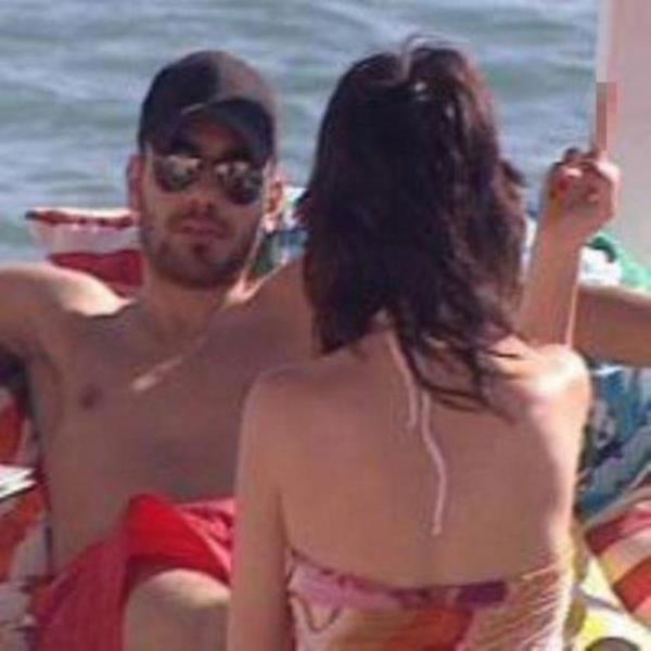 Hande Yener'in gazetecilere hareket yapmas.