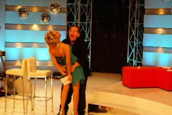 Ali Poyrazolu'nun Seray Sever'in poposunu televizyonda ellemesi