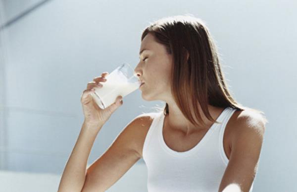 Bir bardak stn mide boluunu hissettirmeden insan 5 saat tok tuttuunun bilimsel olarak da kantlandn belirten nan, sahurda 1 bardak st iilmesini neriyor.