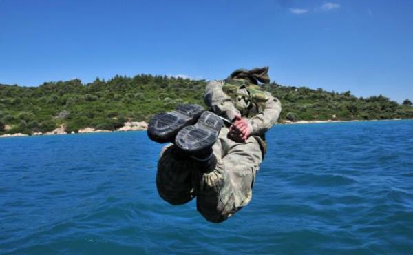 Ege Denizi'ndeki zorlu eitimin tamamlanmasnn ardndan komando adaylar, son olarak Kayseri'de 'Hava ndirme Harekat' safhasna katlyor. Buradaki aamay da baaryla tamamlayan kursiyerler, komando ihtisas brvesi almaya hak kazanabiliyor. te yandan kursa katlan adaylardan, yzde 50'sinin eitimi baaryla tamamlayabildii renildi