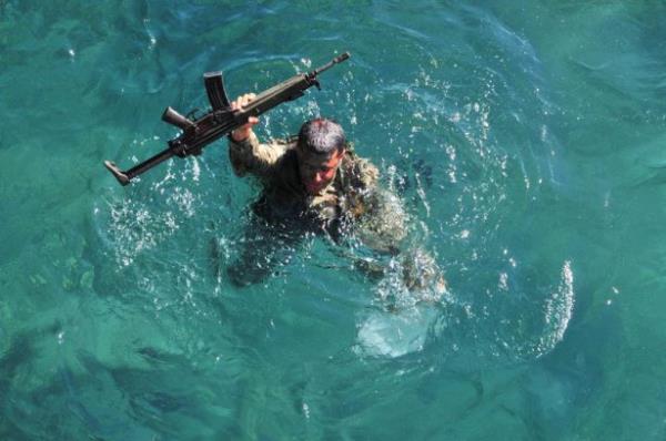 Kursun ikinci aamas 'Kara Komando Harekat' Burdur, Antalya, Konya ve Isparta'y iine alan yaklak 20 bin kilometrekarelik alanda gerekletirilirken, nc aamas olan 'Su st Komando Harekat' Ege Denizi'nde icra ediliyor.