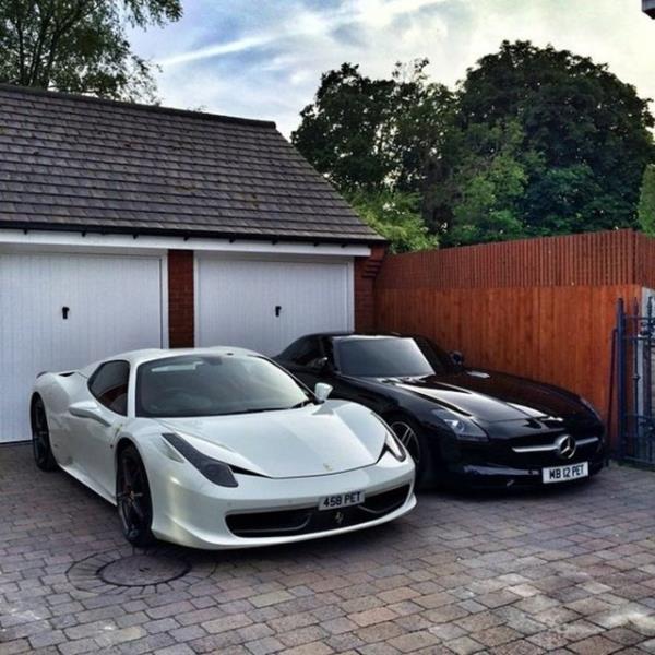 Yapt paylamlarla takipilerini artan Iqbal'in sahip olduu otomobiller ise dudak uuklatyor.