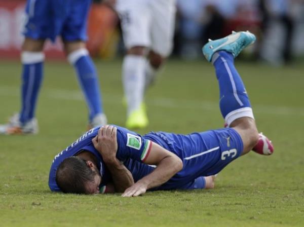 Suarez, "Ceza sahas iinde byle eyler olur. Mcadele ediyorduk ve ona arptm" diye konutu.