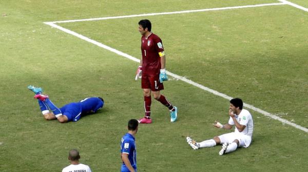 Omzunda di izleri bulunan Chiellini hakeme izleri gstermesine ramen hakem ne Suarez'e ne de dirsek artan Chiellini'ye kart gstermedi.