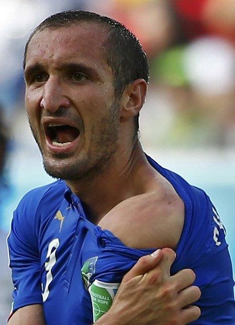 Man Meksikal hakemi Marco Rodriguez'i de bo gemeyen Chiellini, "Hakem Suarez'in beni srdn grd ve bunun iin hi bir ey yapmad" ifadelerini kulland.