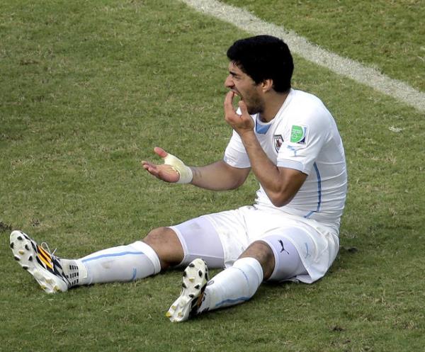<p><b>FIFA SORUTURMA BALATTI, 6 AYA KADAR CEZA ALABLR</b></p>   te yandan Luis Suarez hakknda FIFA tarafndan soruturma balatld ve televizyon grntlerinin incelenecei renildi. Suarez'in kulp ve uluslararas seviyede 6 aya kadar ceza almas gndemde.