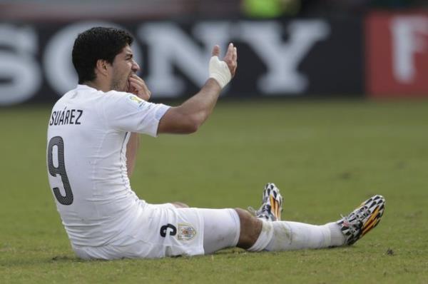 <p><b>PRANDELL: CHIELLINI'NN OMZUNDAK ISIRIK ZLERN GRDM</b></p>   Man ardndan istifasn aklayan talya Teknik Direktr Cesare Prandelli, "Olayla ilgili grntleri izlemedim ama Chiellini'nin omzundaki srk izlerini grdm" yorumunu yapt.