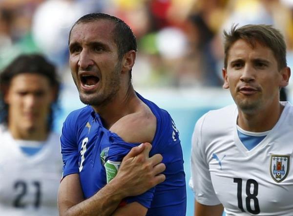 Uruguay kaptan Diego Lugano ise Giorgio Chiellini'nin tavrlarn eletirdi.