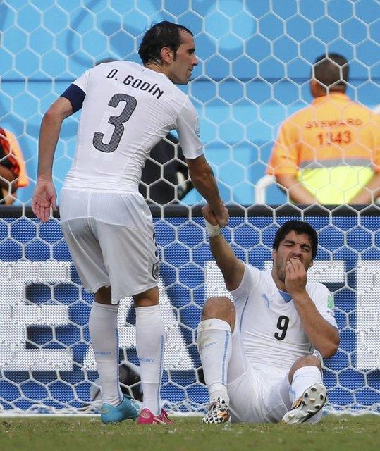 Suarez'in srmasndan sonra omzunu ap hakeme gsteren baarl defans eletiren Lugano, bu hareketin talyan futbolunda karl olmadn syledi.