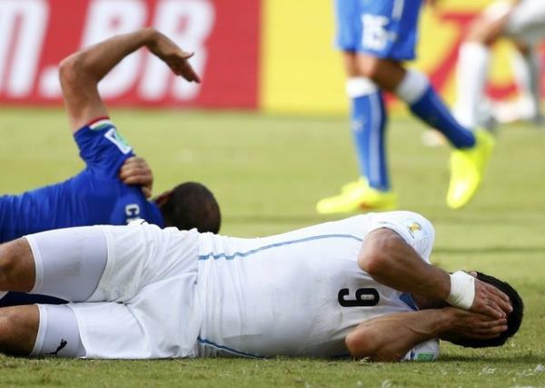 Uruguay'n gol iin yklendii dakikalarda talyan savunmac Giorgio Chiellini ile itien Suarez yere dt.