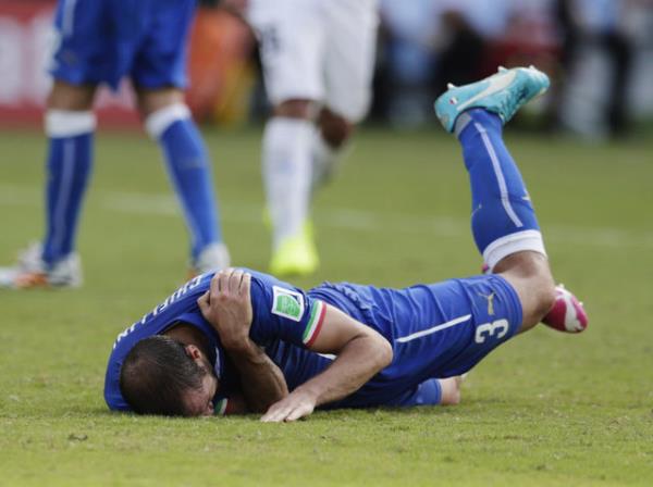 Ardndan ayaa kalkan Chiellini formasn syrarak hakeme omzunu gsterdi.