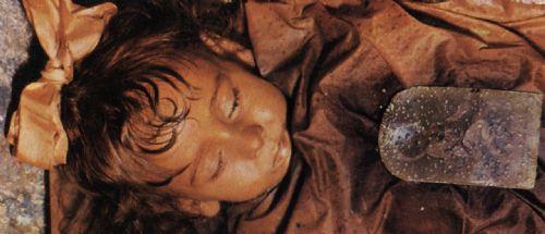 Yak�n zamanda Dr. Alfredo Salafia'n�n el yazmalar�nda bulunan form�lleri inceleyen �talyan bilim adamlar� k���k k�z�n glicerine, �inko ve klor, salistik asitli bir kar���mla mumyaland���n� ortaya ��kard�.