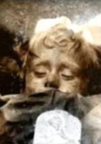 Mumyan�n sergilendi�i Capuchin Mezarl���'nda yap�lan ara�t�rmada ise k�z�n g�zlerinin neden a��l�p kapand��� belirlendi.