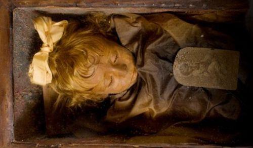 O tarihin en gizemli mumyalar�ndan biri. 1920'de �ld��� g�n gibi korunan 2 ya��ndaki k�z�n cam tabutu i�inde 94 y�ld�r g�z�n� a��p kapatmas�na bir a��klama getirilemiyordu.