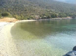 Ky tarihi eskilere dayanyor  Babakan Erdoan&#8217;n konaklad blge adeta doal kamuflaja sahip. Duru denizi, grltden, kalabalktan uzak tam bir doal yaam srlebilecek ssz bir koy. Zeytin ve badem aalar kadar bal da bol ve lezzetli. zellikle oltayla lidaki ve ipura avlamak mmkn.  Gzlerden rak ve bilmeyenlerin buray bulmas ok zor. Kuytu denizi sayesinde denize girenler etraftan grlemiyor. Bir dnem denizin iine yaplan blmelerin o gnlerde, yasaya aykr olduu iin kaymakamlk kararyla yktrld da sylenenler arasnda.