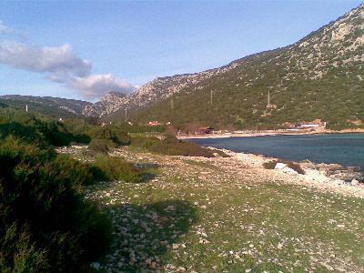 Babakan yllardr tatilini burada yapyor  Babakan Erdoan&#8217;n ,  20-30 yldr her sene Temmuz aynda hatta iki kez bu cennet koyda tatil yapt, burada misafirhane gibi ailece kullandklar evde kald bilgisine ulatk.  Koyda evi olanlara yakn bir isim, Babakan Erdoan&#8217;n stanbul Belediye Bakan olduu dnemden bu yana bu misafirhanenin bulunduunu syledi. Koyda 7-8 ailenin daha evi bulunduunu ve hepsinin  Babakan Recep Tayyip Erdoan&#8217;n dava, yol arkadalarna ait olduunu kaydetti.  Babakan Erdoan&#8217;n ailesi ve ayn zamanda komusu olan yol arkadalaryla birlikte buradaki evde dinlendiini ifade etti.