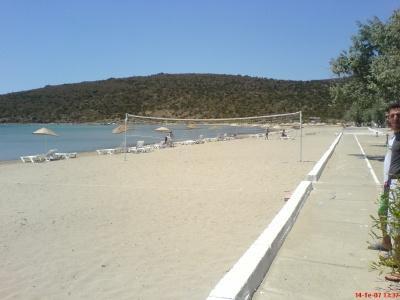 Osmanl banyo tarz, denize kurulan kullanm alanlar gnmzde ise yeniden mevcut. Haclar Koyu&#8217;nun ad aslnda Sarpdere koyuymu. Ancak  20-30 yldr, Haclar Koyu olarak yre halk tarafndan adlandrlr olmu.