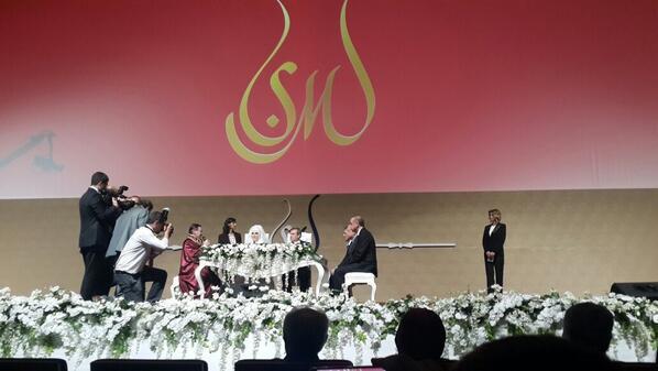 AK Parti Grup Ba�kanvekili Mahir �nal ile AK Parti �zmir �l Ba�kan Yard�mc�s� �ule �zdin, d�nyaevine girdi.