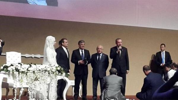 �iftin nikah�n� Ankara B�y�k�ehir Belediye Ba�kan� Melih G�k�ek k�yarken, Cumhurba�kan� G�l, TBMM Ba�kan� �i�ek ve Ba�bakan Erdo�an nikah �ahitleri oldu. T�ren, bas�na kapal� yap�ld�.