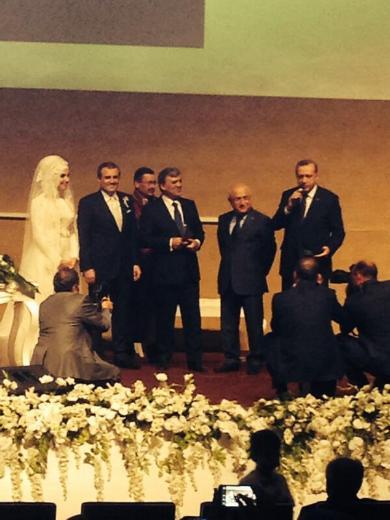 ATO Congresium'daki d���n t�renine, Cumhurba�kan� Abdullah G�l, TBMM Ba�kan� Cemil �i�ek, Ba�bakan Recep Tayyip Erdo�an ile ba�bakan yard�mc�lar�, bakanlar, milletvekilleri ve �ok say�da davetli kat�ld�.