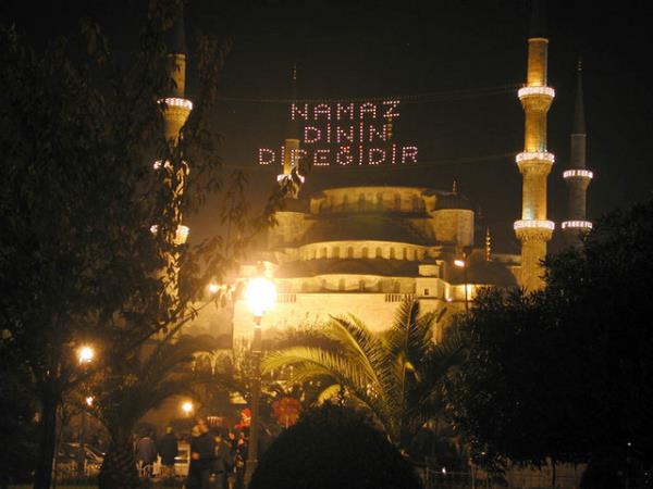 Bu ziyaretler esnasnda genellikle kolonya, tatl ve ekerlemeler ikram edilir...