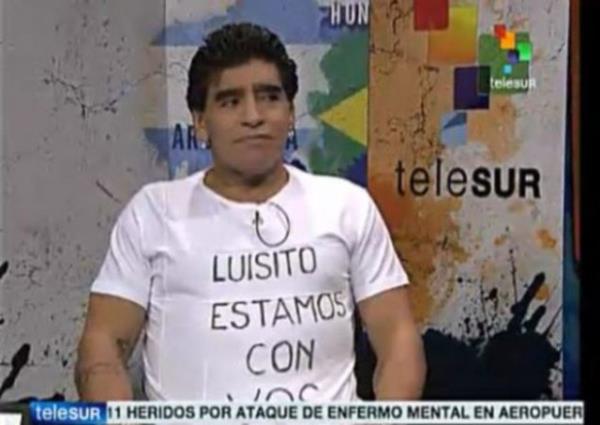 Dnya futbolunun efsanesi Diego Maradona da Suarez'e destek olurken katld televizyon programnda Suarez'i destekleyen tirt giydi.
