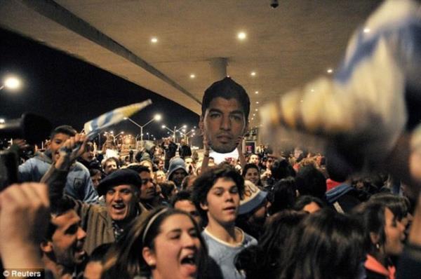 Havaalannda krallar gibi karlanan Luis Suarez'e byk destek vard.