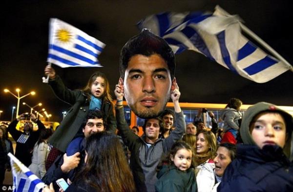 Suarez maskesi takan taraftarlar FIFA'ya tepkiliydi.