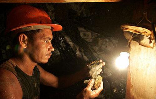 Madencilikte ta� arama, i�leme, ��karma, kesme ve z�mparalama ile �anak-��mlek yap�m�, seramik, porselen ve ate�e dayan�kl� madde �retimi s�ras�nda, "silika tozu" ad� verilen, ince kum tozu ortaya ��k�yor.