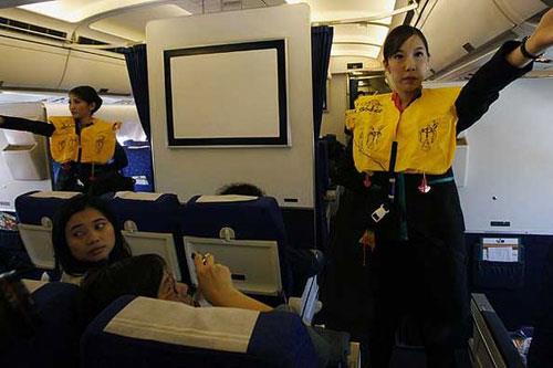 Havayolu �al��anlar�nda (pilot, hostes ) zararl� ultraviyole ���nlar�na maruz kalma sonucunda, "melanom" ad� verilen bir cilt kanseri ve meme kanseri ili�kisi ortaya at�lsa da; �al��malardaki �eli�kili veriler nedeniyle bu riskin kan�tlanamad��� belirtiliyor.