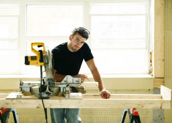 Bunlar�n ba��nda burun ve hava yollar�na ait kanserler (sino-nazal kanser) geliyor. Asbest i�eren ah�ap maddelerin kesilmesi, ta��nmas�, z�mparalanmas� gibi i�lemler sonucunda akci�er kanseri ve mezotelioma gibi kanserler a��s�ndan risk art�yor. Tahta i�lemesinde kullan�lan formaldehit ve organik ��z�c�ler i�eren cila gibi maddelere maruz kalmak ise kan kanseri, nazofarens kanseri ve sinonazal kanser riskini art�r�yor.