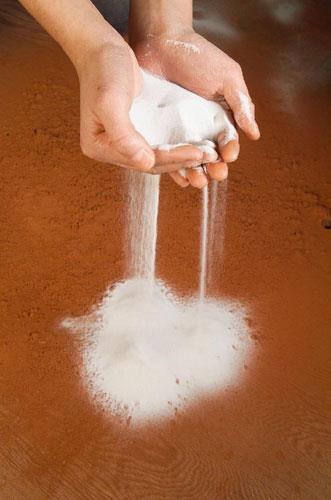 Buna maruz kalan bireylerde gerekli �nlemler al�nmad���nda akci�erde silikozis hastal��� geli�iyor. Bu durum bir�ok ciddi hastal���n yan�nda akci�er kanserini de tetikleyen bir risk fakt�r� olarak kabul ediliyor.