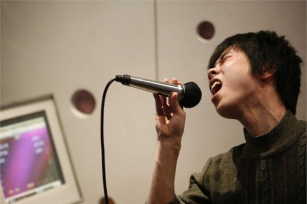 Sesiniz iyi olmasa bile bir Karaoke barda ark sylemek.