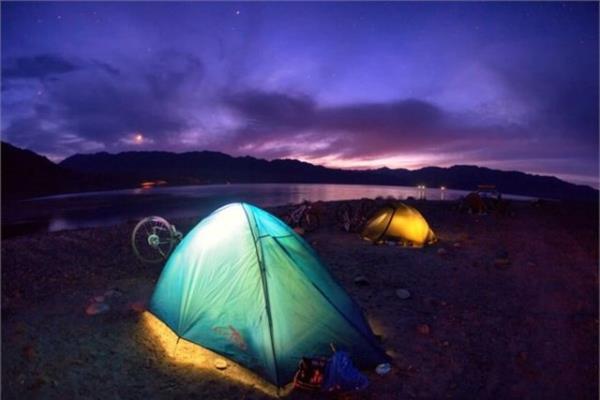 Yldzlarn altnda adr kamp yapmak.