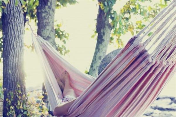 Tm gn ya da tm haftay (olabiliyorsa) hamakta geirmek.