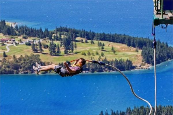 ungee jumping ya da Skydiving gibi heyecan sporlarndan en az birini denemek.